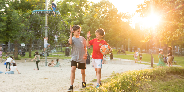 Extra korting voor Borgerhoutenaren op lidgeld voor je hobby of sportclub: foto van kinderen die voetballen op het Krugerplein in Borgerhout