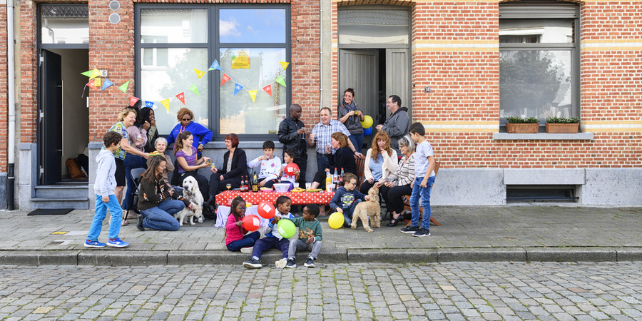 Buren komen gezellig samen op de stoep. Buren komen gezellig samen op de stoep.