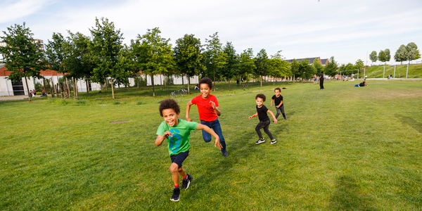 Kinderen spelen in Park Spoor Noord, 2020.
