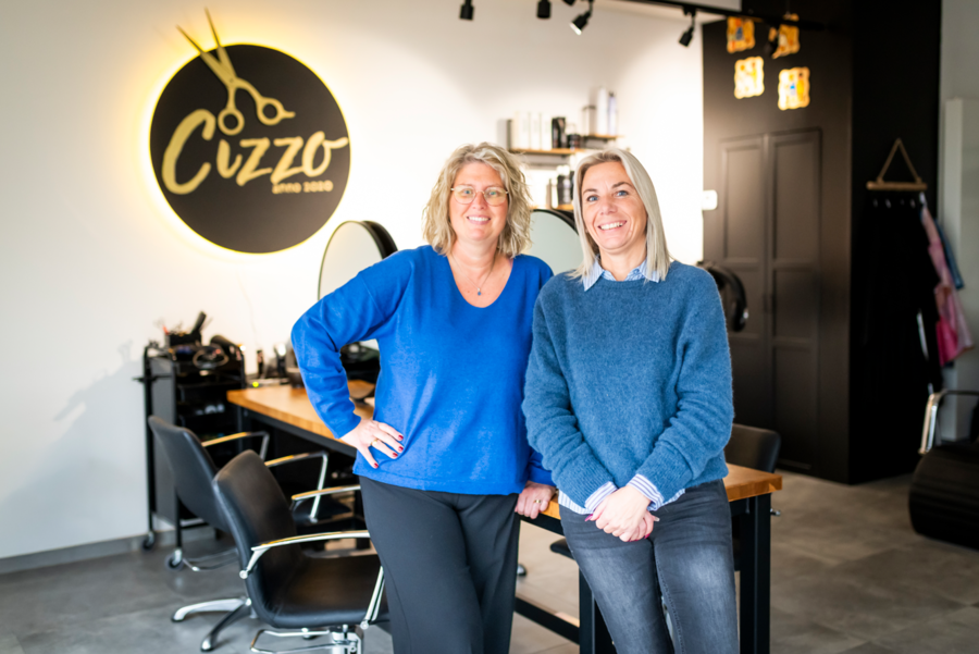 Portretfoto van An en Jenny in hun kapperszaak Cizzo Portretfoto van An en Jenny in hun kapperszaak Cizzo