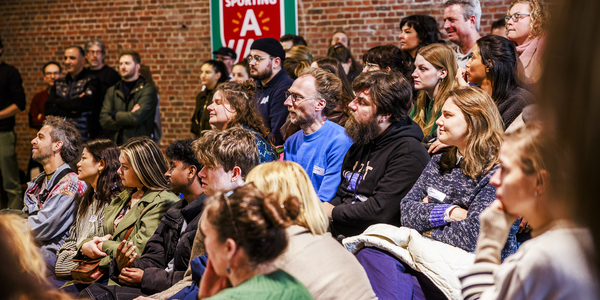 Volwassenen luisteren naar een workshop/vorming