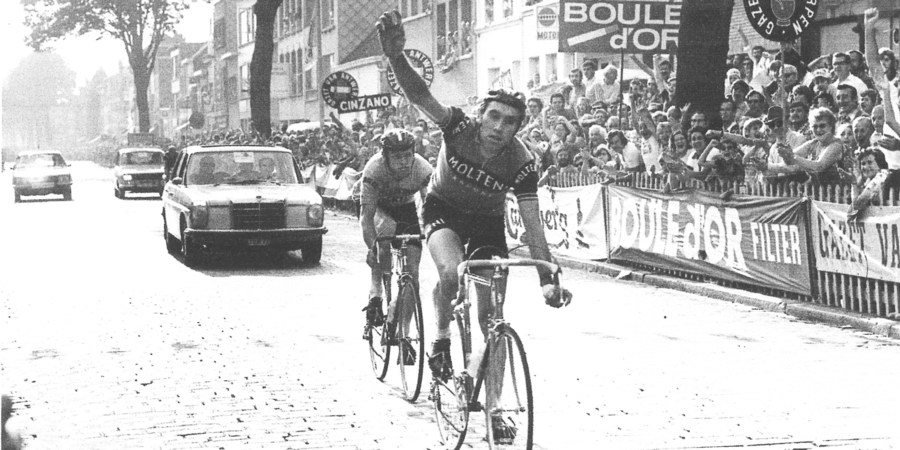 Een zwart-wit beeld van de overwinning van Eddy Merckx op de Grote Prijs van Wilrijk in 1973 Een zwart-wit beeld van de overwinning van Eddy Merckx op de Grote Prijs van Wilrijk in 1973