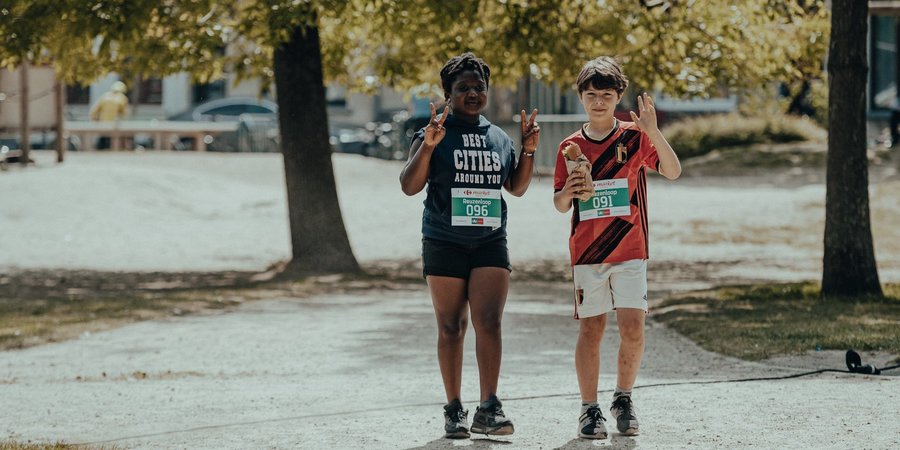 Twee kinderen op het rustige Krugerplein