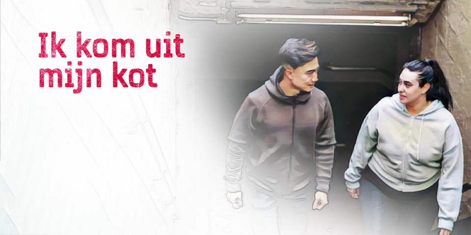 Hulpverlener en klant in gesprek tijdens een wandelbabbel.