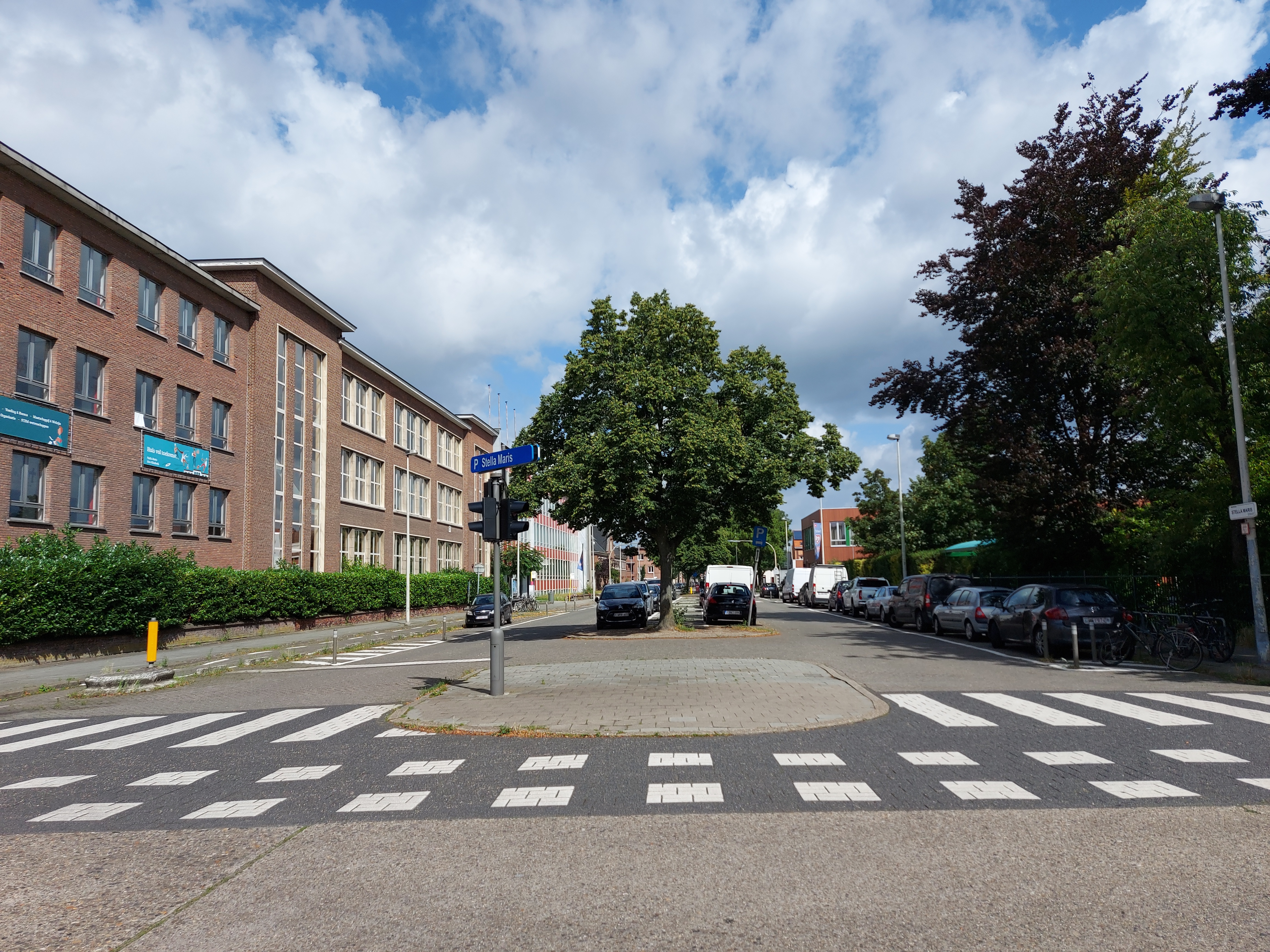 Middenberm voor werken hoek Gildestraat/C. De Jongstraat Middenberm voor werken hoek Gildestraat/C. De Jongstraat