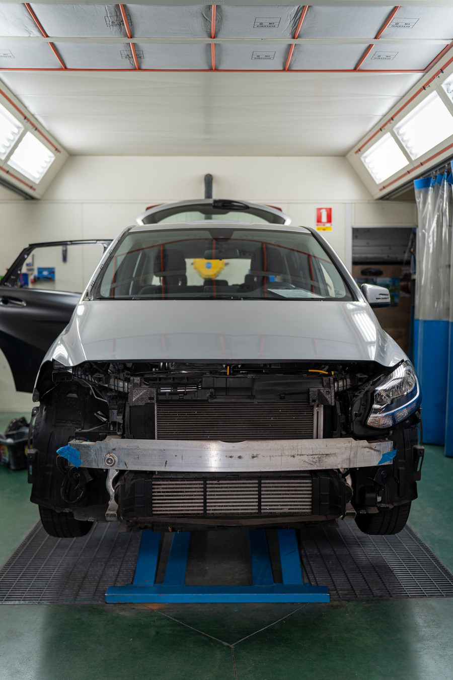 Voorkant auto met ontbrekend radiatorrooster