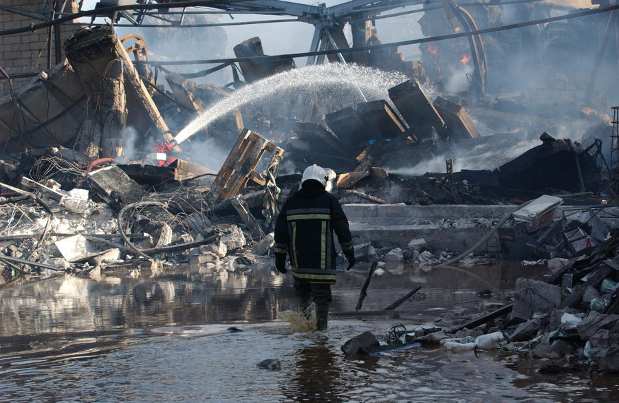 Brandweerman loopt door het bluswater