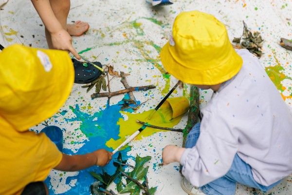 Foto van schilderende kinderen op de workshop Knal Boem Kunst
