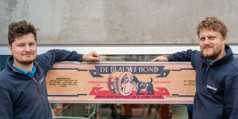 De zaakvoerders voor hun winkel
