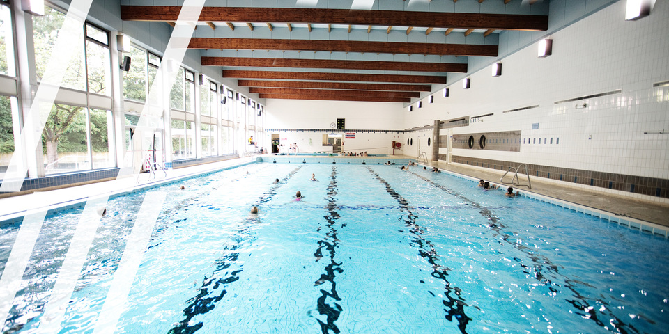 Binnenkant zwembad Plantin Moretus met zicht op de twee baden