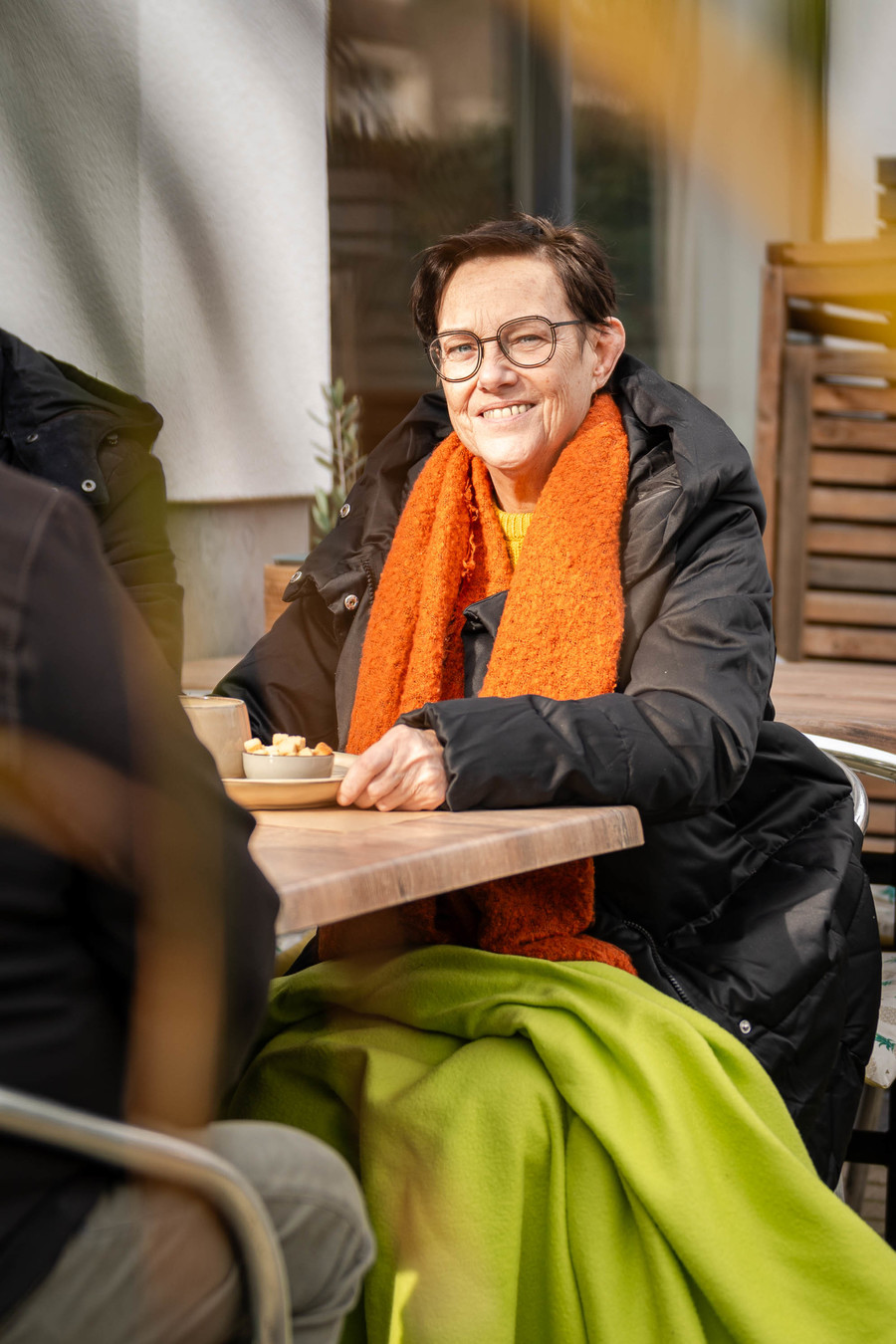 Een vrouw op het terras