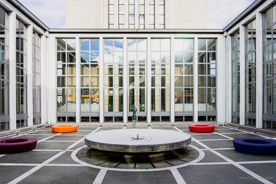 De speelse ‘loop’ zitbanken op de erekoer