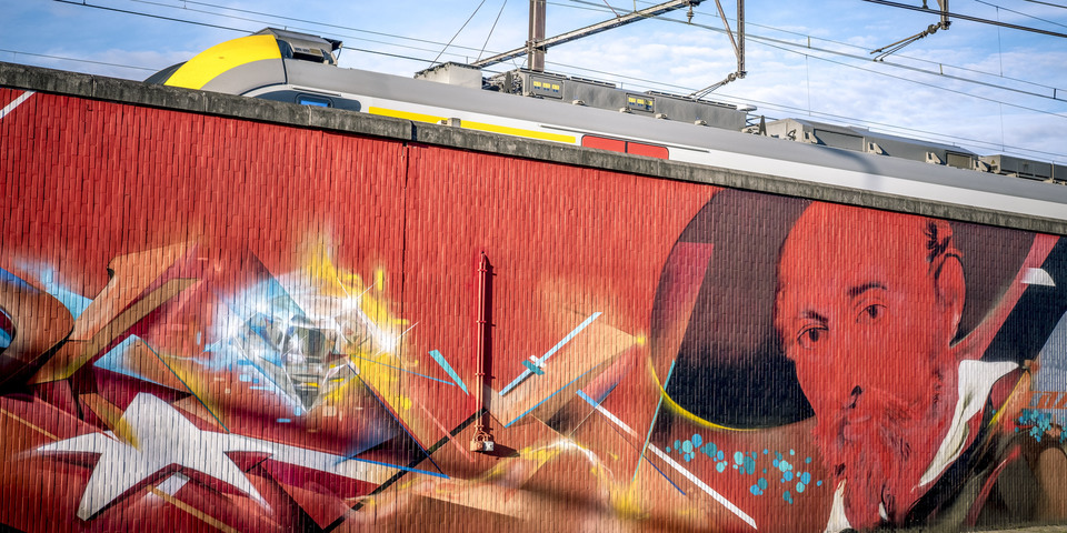 Beschilderde perronmuur in Berchem Station
