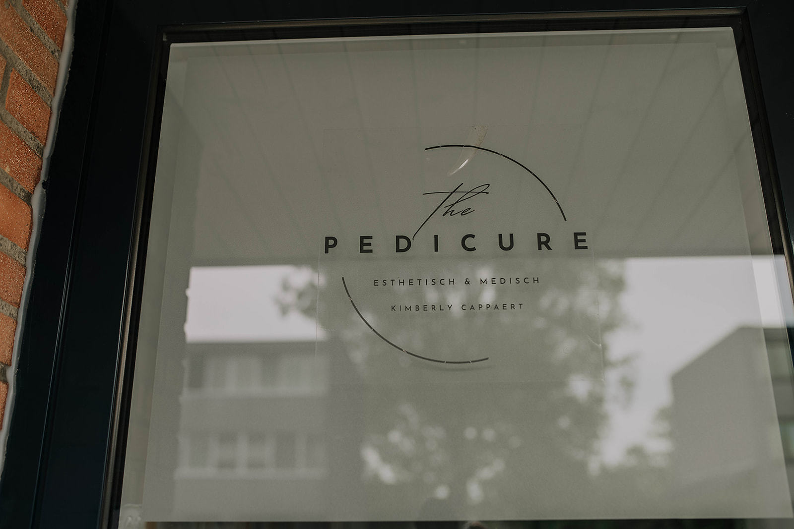 Plakkaat 'The pedicure' op de voordeur