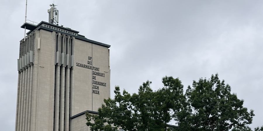 Toren- en gevelgedicht ‘Tussen loket en levenslijn’