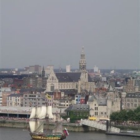 De rede van Antwerpen ter hoogte van het Steen, met op de achtergrond de Sint-Pauluskerk De rede van Antwerpen ter hoogte van het Steen, met op de achtergrond de Sint-Pauluskerk