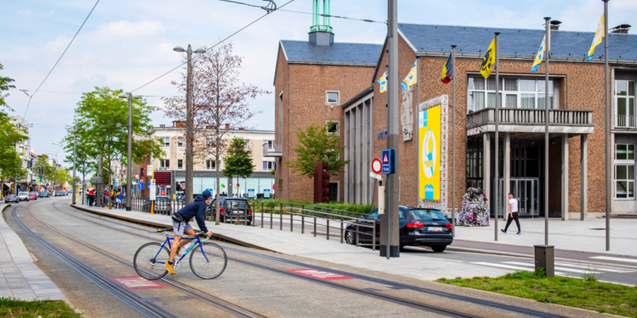 Winkelstraatprincipe aan de Bredabaan in Merksem Winkelstraatprincipe aan de Bredabaan in Merksem