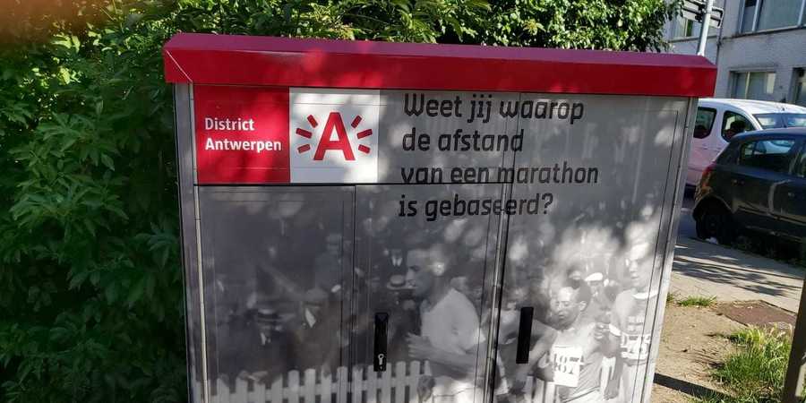 Nutskast bekleed met foto uit 1920
