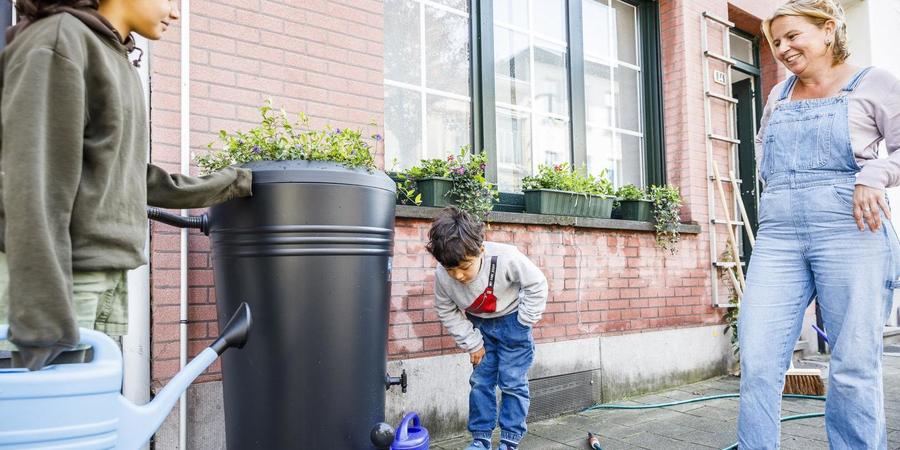 kleuter vult zijn gieter aan een gevelton