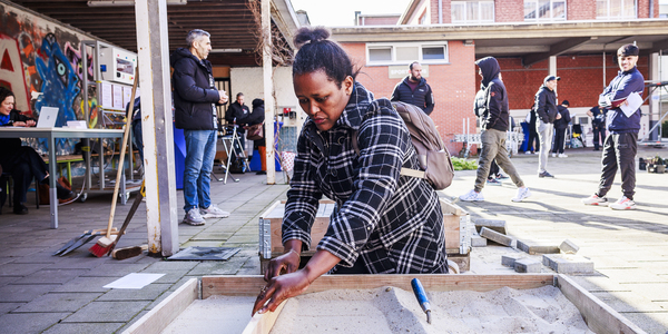 Deelnemer aan de Bouw Wow tijdens de workshop wegenbouw