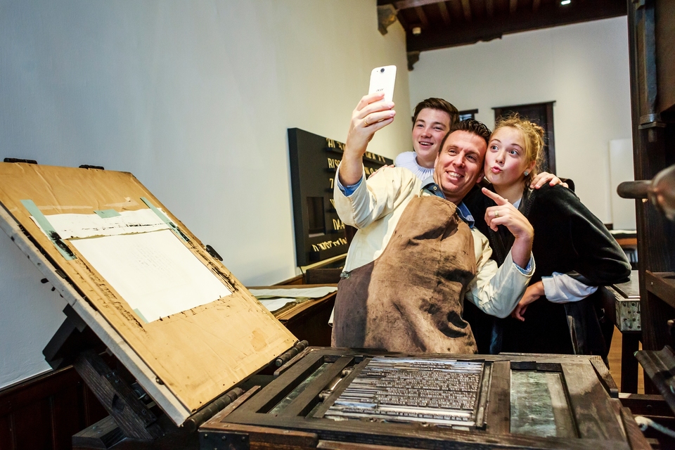 Zelf aan de slag met een oude drukpers in Museum Plantin-Moretus in Antwerpen