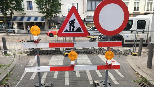 beeld van nutswerken en verkeersignalisatie die doorgang versperd