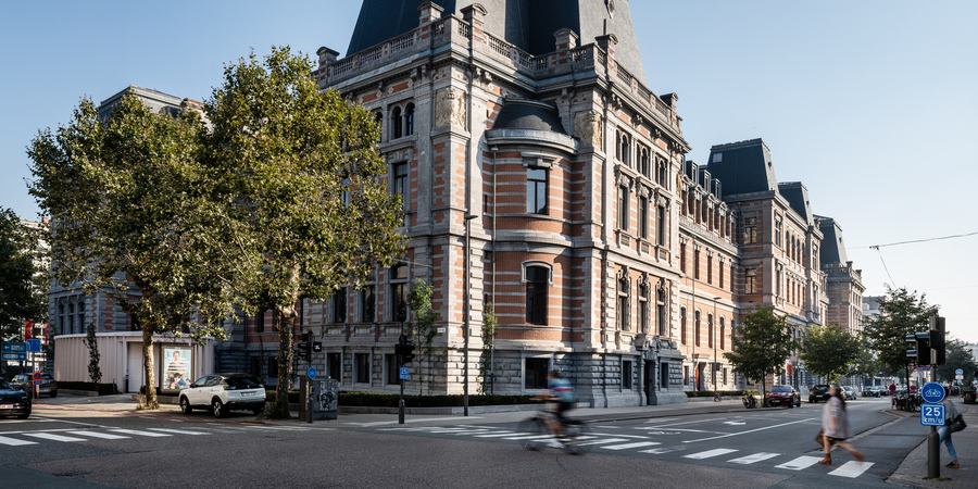 Foto van het kruispunt Anselmostraat x Justitiestraat aan het oud gerechtshof. 9 september 2023
