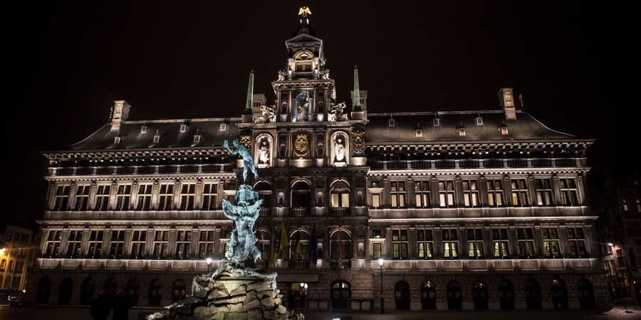 Grote Markt baadt in nieuw licht (foto\'s) | Info | Antwerpen.be Grote Markt baadt in nieuw licht (foto\'s) | Info | Antwerpen.be