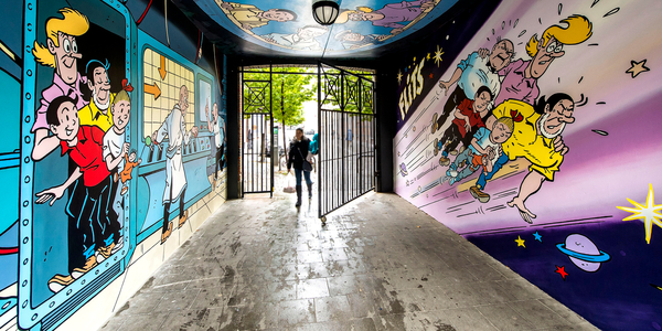 Foto van de doorsteek Handelsteeg - Willy Vandersteenplein, met een muurschildering die de figuren uit de stripreeks Suske en Wiske weergeven. oktober2015