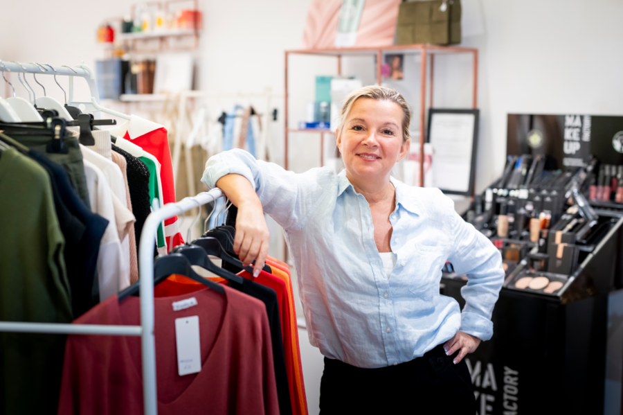 Portretfoto van Nancy in haar zaak Maxim's Beauty Portretfoto van Nancy in haar zaak Maxim's Beauty