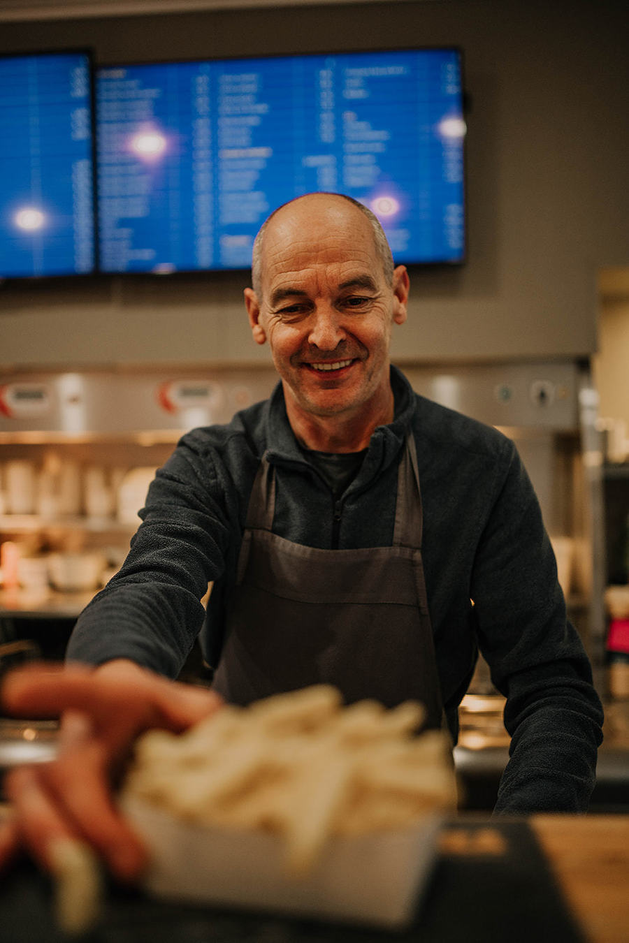 Tony biedt frietjes aan