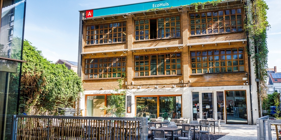 Voorbouw van het EcoHuis in Antwerpen, poort, terras en wandelpad zichtbaar Voorbouw van het EcoHuis in Antwerpen, poort, terras en wandelpad zichtbaar