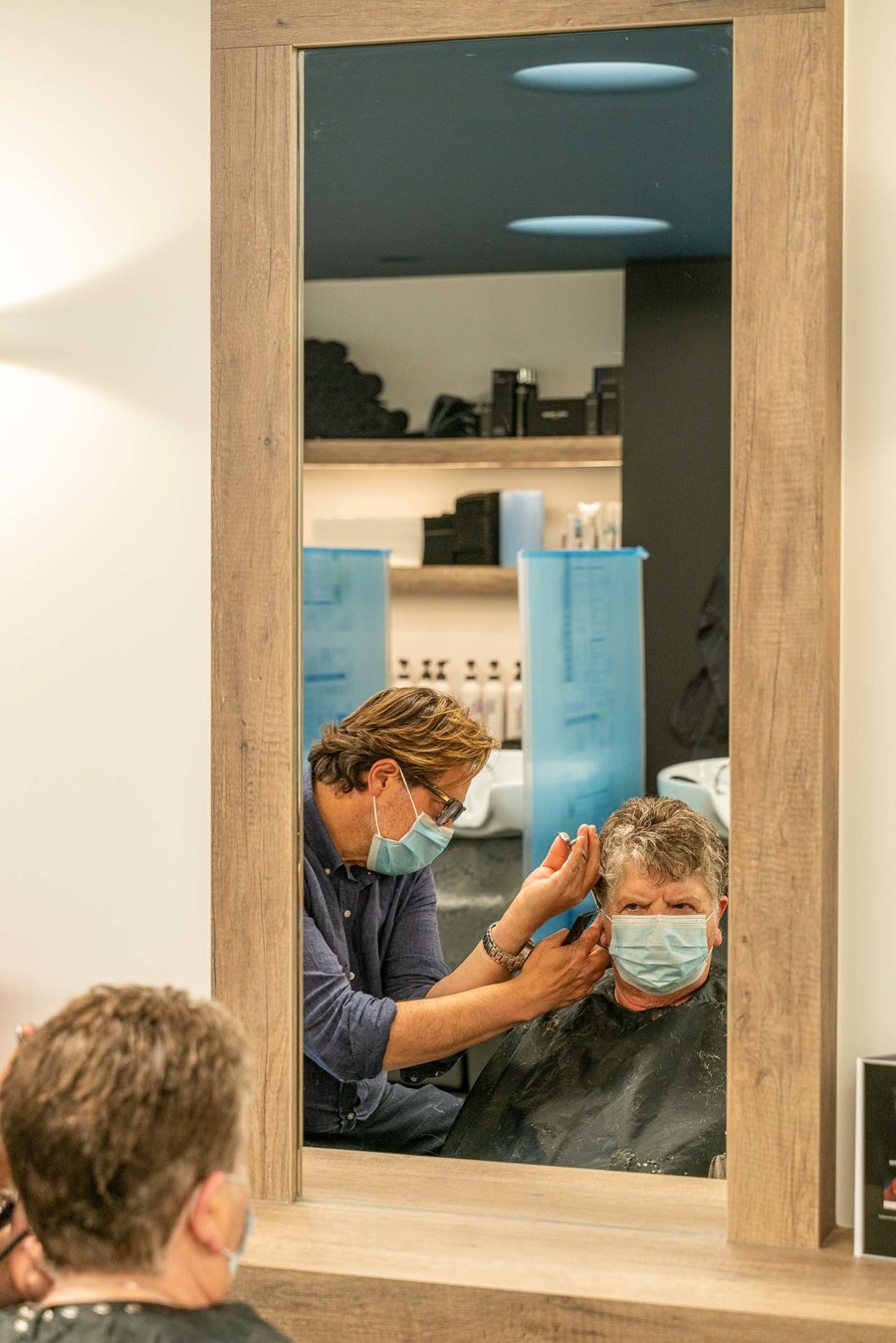 Dave knipt de haren van een vrouw