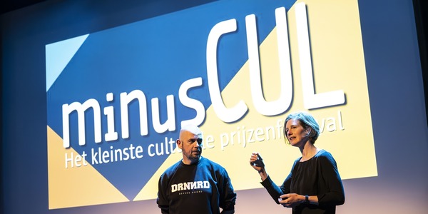 Presentator Scale en winnares cultuurprijs Ilke De Vries op het podium