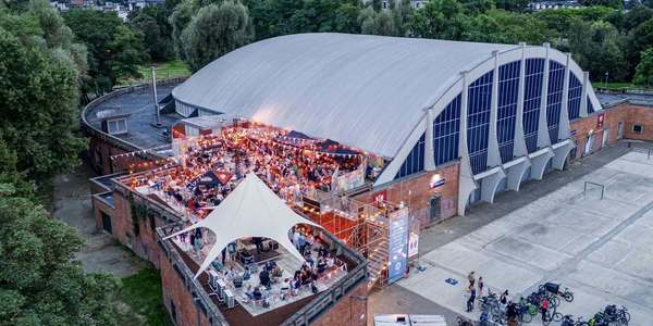 Zomerbar op dak Arenahal