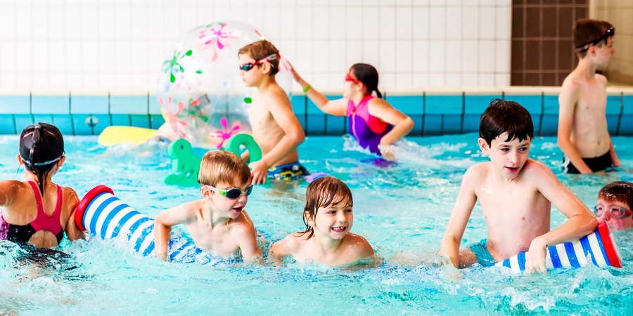 Kinderen spelen in het kleine bad Kinderen spelen in het kleine bad