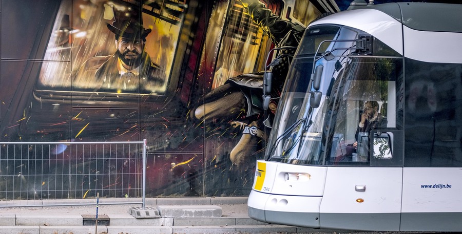 Tram rijdt voorbij een graffiti van Assassin's Creed Tram rijdt voorbij een graffiti van Assassin's Creed