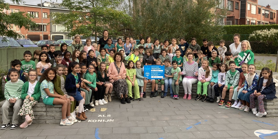 Distrisschepenen Dominique Kums en Sonja De Meyer geven de cheque van Operatie Proper aan de leerlingen van Het Laerhof Distrisschepenen Dominique Kums en Sonja De Meyer geven de cheque van Operatie Proper aan de leerlingen van Het Laerhof