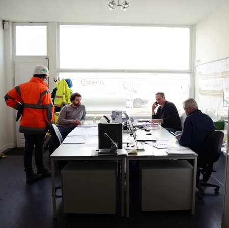 Werftoezichter in gesprek met de projectleiders Werftoezichter in gesprek met de projectleiders