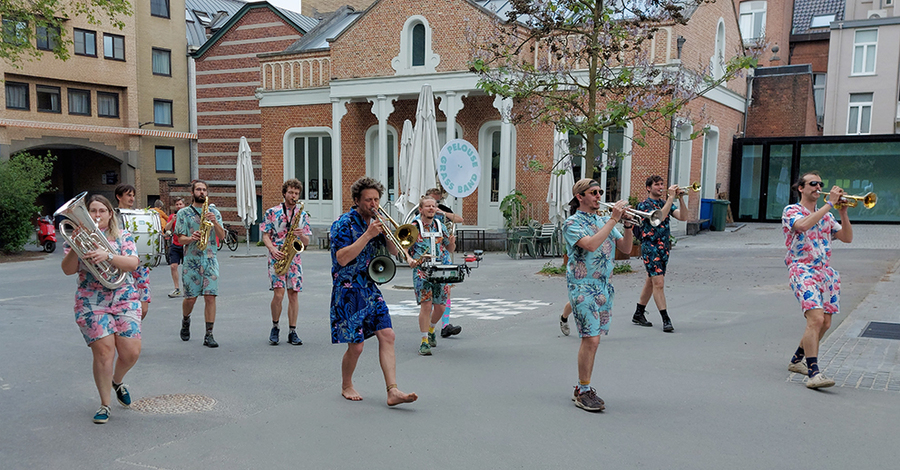 De bands warmen op en trekken door de wijk