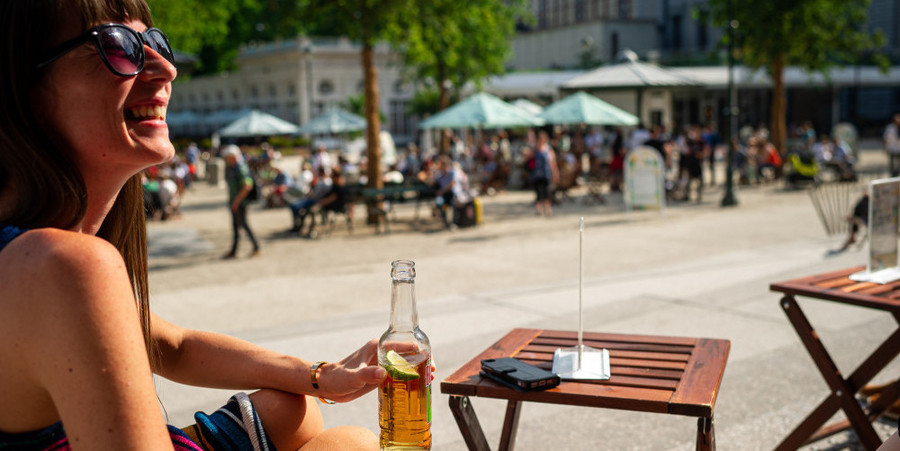 Vrouw zit op zonnig terras Vrouw zit op zonnig terras