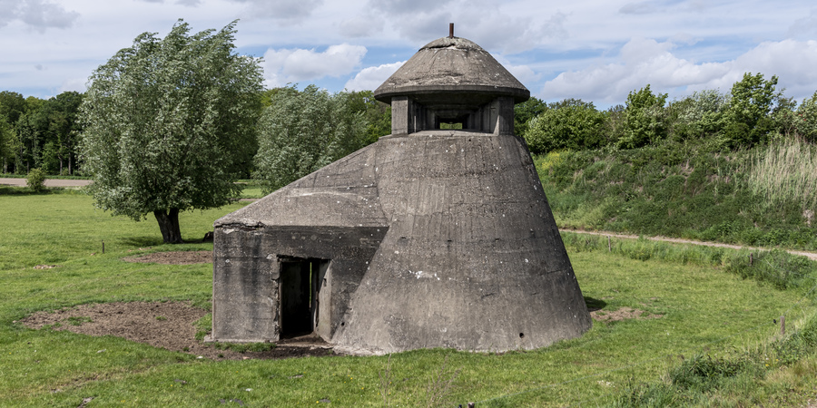 Een oude commandobunker in een weiland aan de Klaverbladdreef.