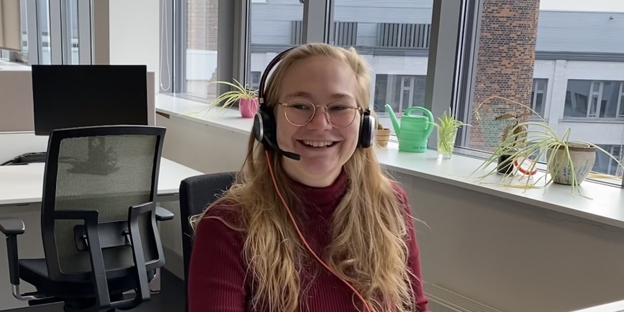 portretbeeld Robin, aan haar bureau portretbeeld Robin, aan haar bureau