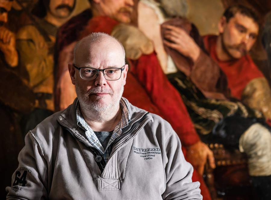 Restaurator Marc Leenaerts voor het schilderij Restaurator Marc Leenaerts voor het schilderij