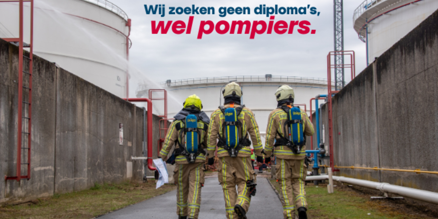 drie brandweermensen op hun rug