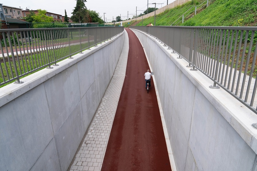Een fietser fiets de tunnel uit richting de Noteschelp