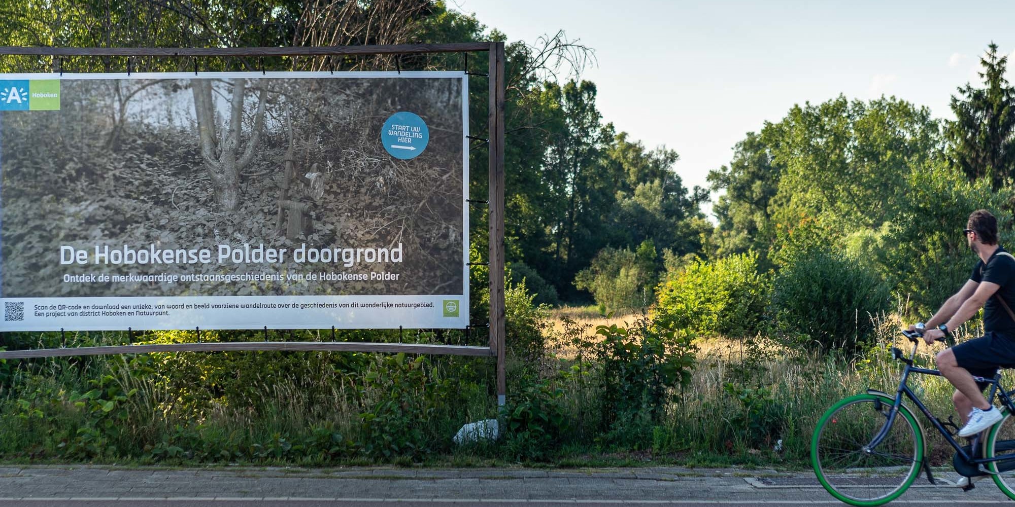 Kader aan het begin van de Hobokense Polder met QR-code op Kader aan het begin van de Hobokense Polder met QR-code op