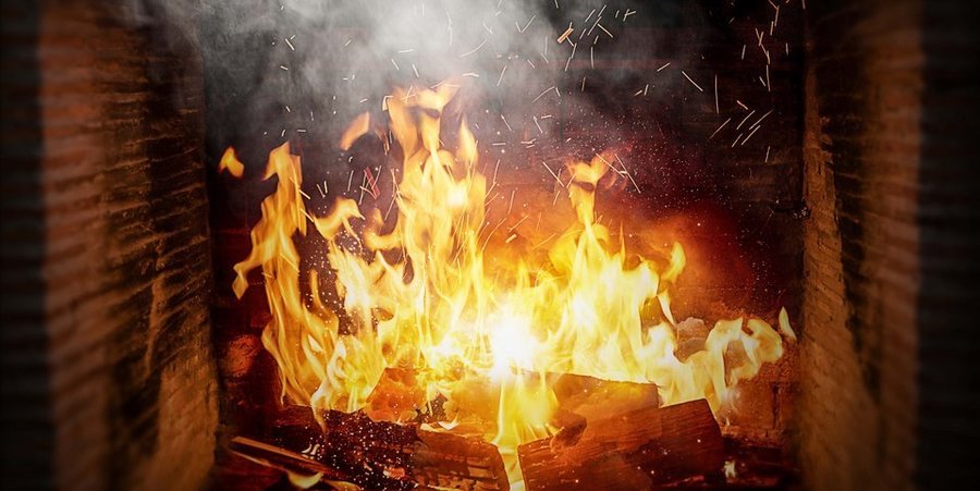 Een open haard met brandend vuur. Een open haard met brandend vuur.