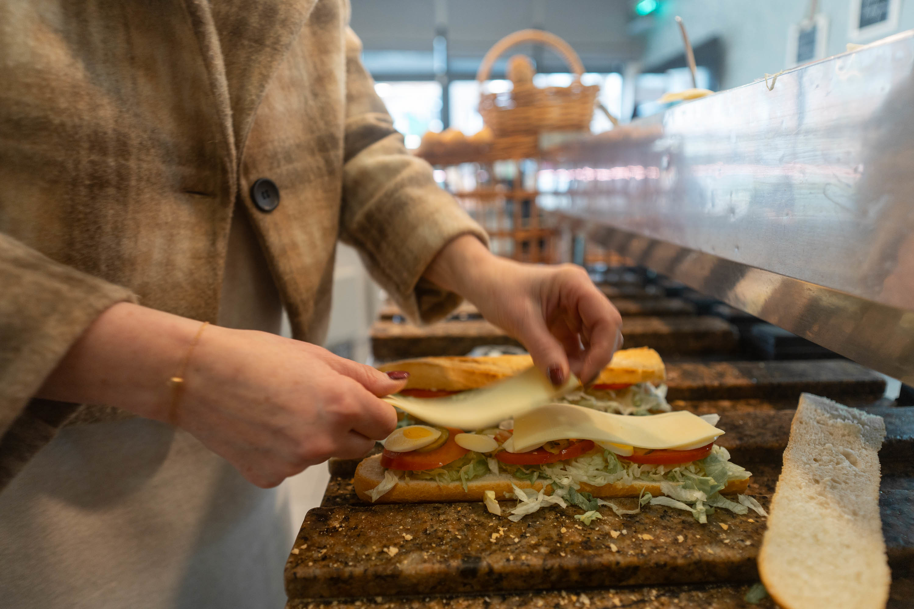Vrouwenhanden die een broodje klaarmaken Vrouwenhanden die een broodje klaarmaken