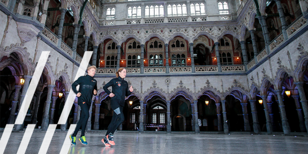 2 mensen lopen door de Handelsbeurs tijdens de Urban Trail